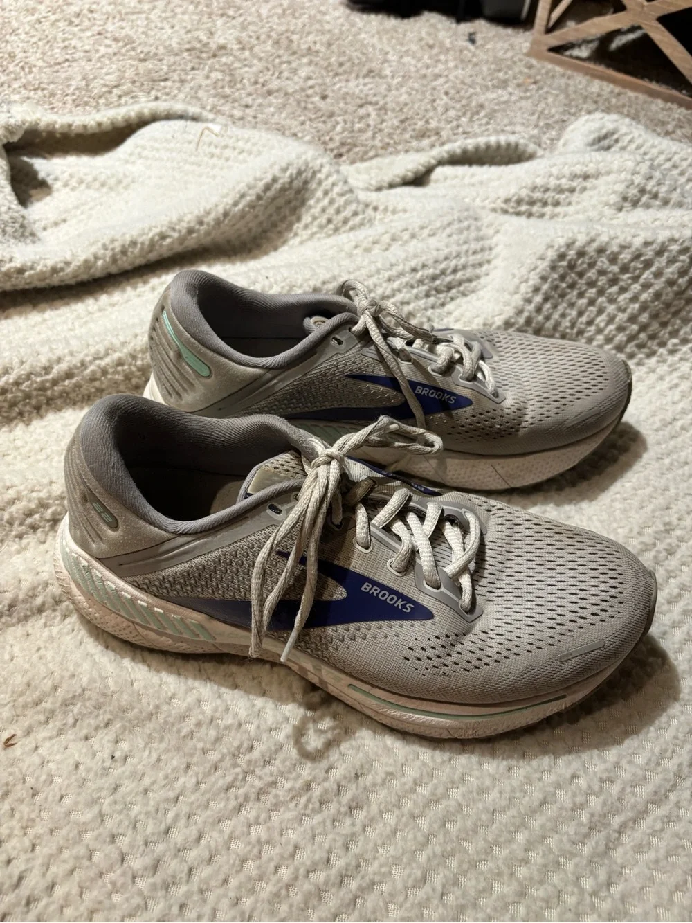 Brooks Adrenaline GTS 22 Women's Running Sneakers Size 9 Athletic Athlete Sporty